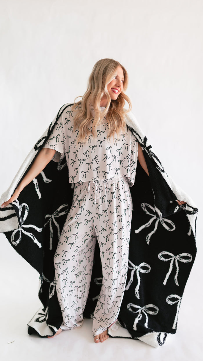 Adult Plush Throw Blanket in Black and white bows