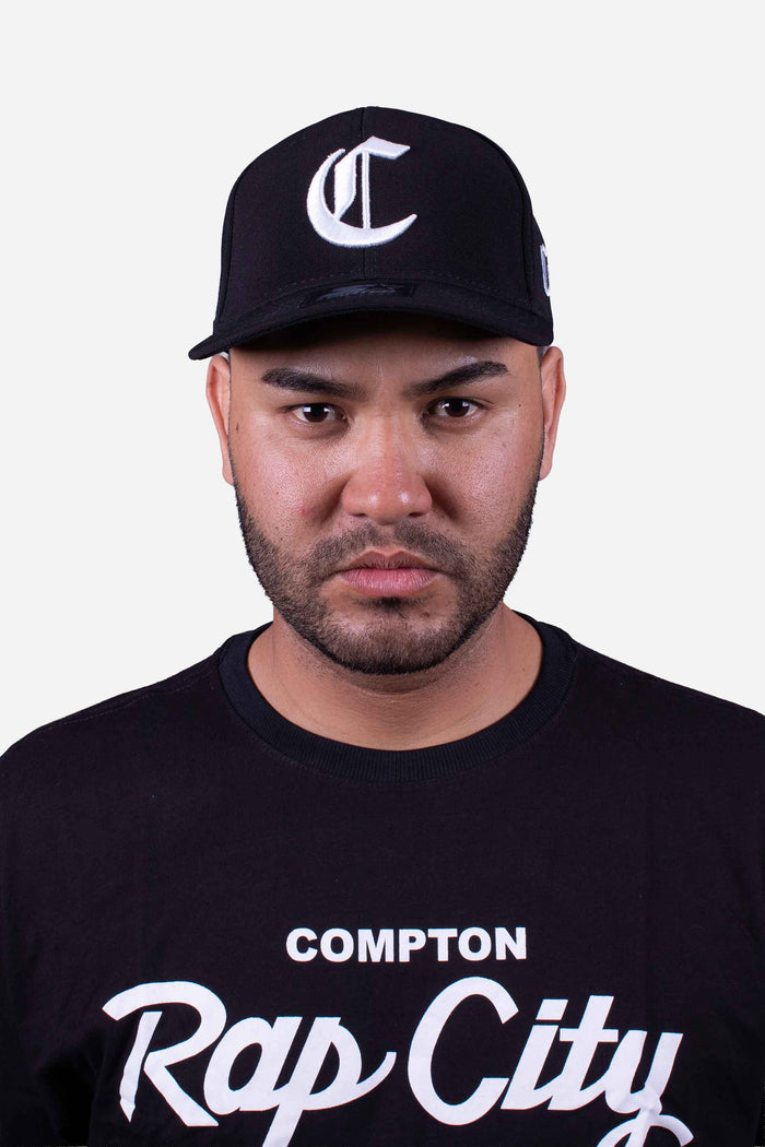 Boné Aba Curva Collab Starter X Compton Logo Fechado FlexFit Preto - COMPTON