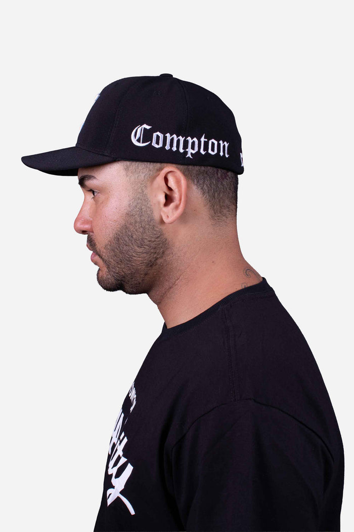 Boné Aba Curva Collab Starter X Compton Logo Fechado FlexFit Preto - COMPTON