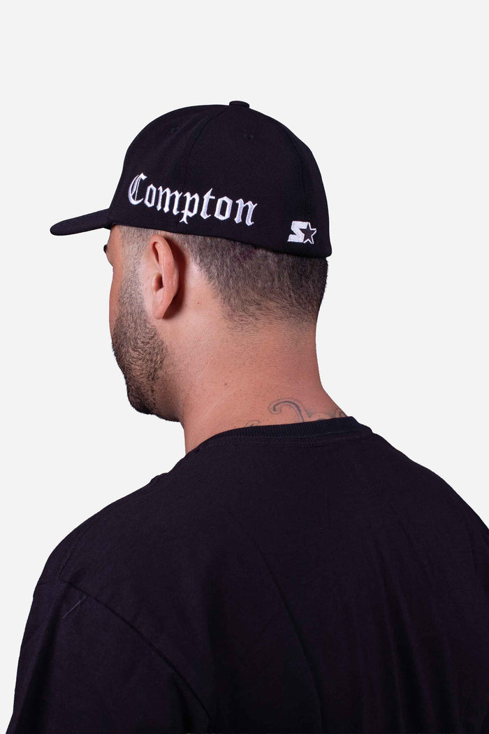 Boné Aba Curva Collab Starter X Compton Logo Fechado FlexFit Preto - COMPTON