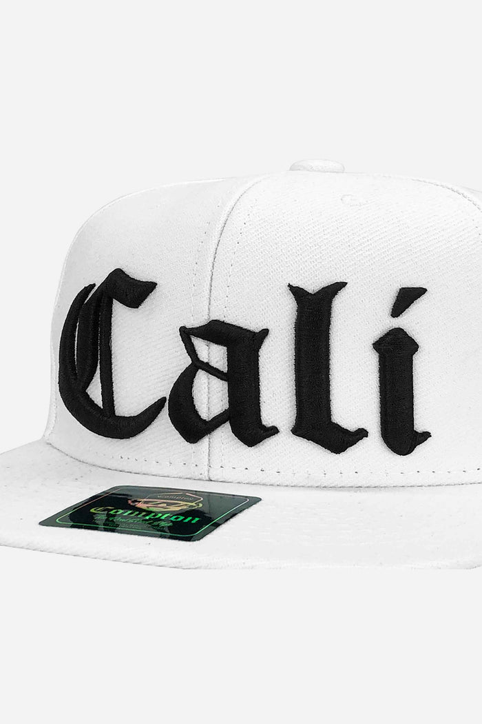 Boné Compton Aba Reta Snapback Cali Branco - COMPTON