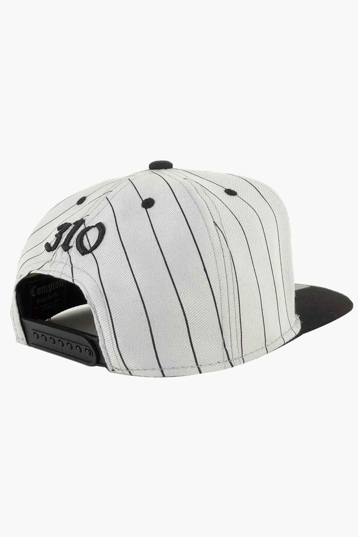 Boné Compton Aba Reta Snapback Logo Pinstripe Cinza - COMPTON