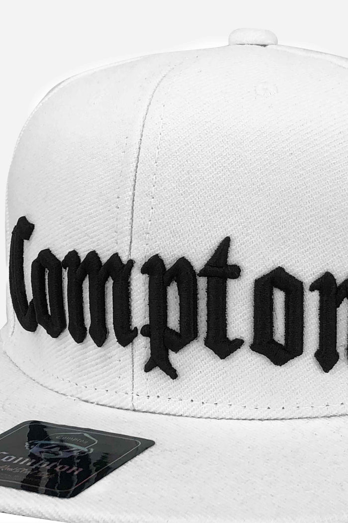 Boné Compton Aba Reta Classic Fechado Branco - COMPTON