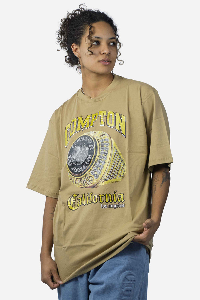 Camiseta Compton Oversized Champion Rings Caqui - COMPTON