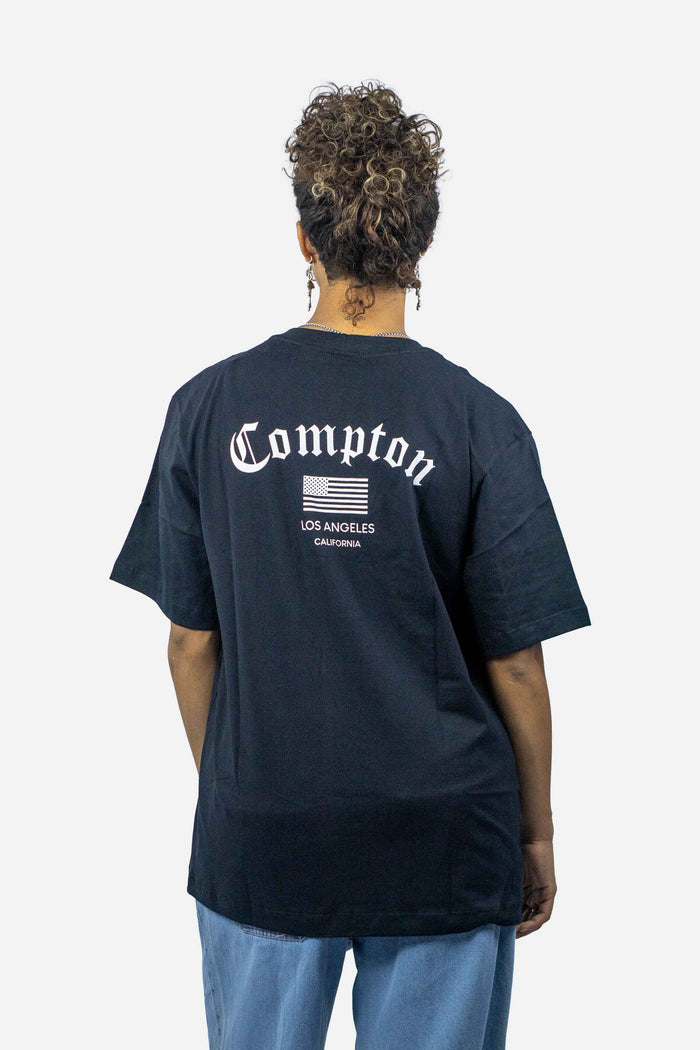 Camiseta Compton Oversized Los Angeles Flag Preta - COMPTON