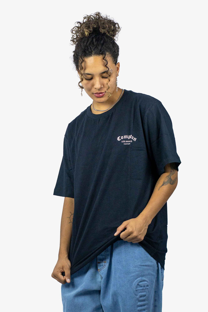 Camiseta Compton Oversized Los Angeles Flag Preta - COMPTON