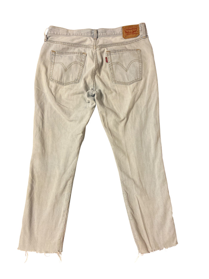 Pre-Loved Levi's Capri Length W/ Flower *Size 29 - Deer Creek Mercantile