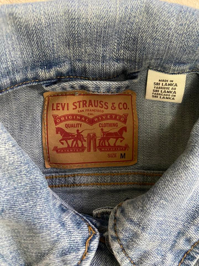 Pre-Loved Levi's Denim Jean Jacket *Size Medium - Deer Creek Mercantile