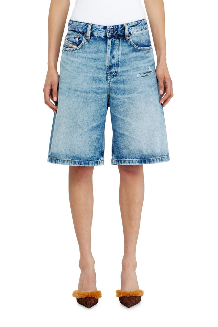 Relaxed shorts in fluid denim with abrasions
