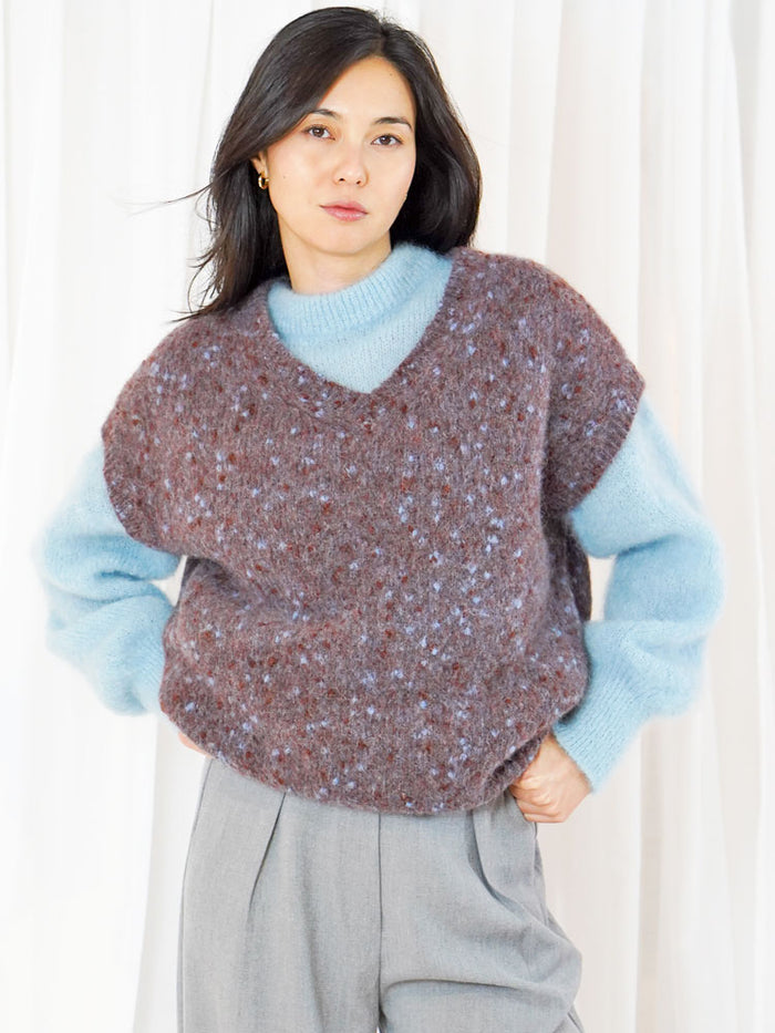 TWNS The Label Madelina Fluffy V-Neck Sleeveless Sweater Burgundy / Blue
